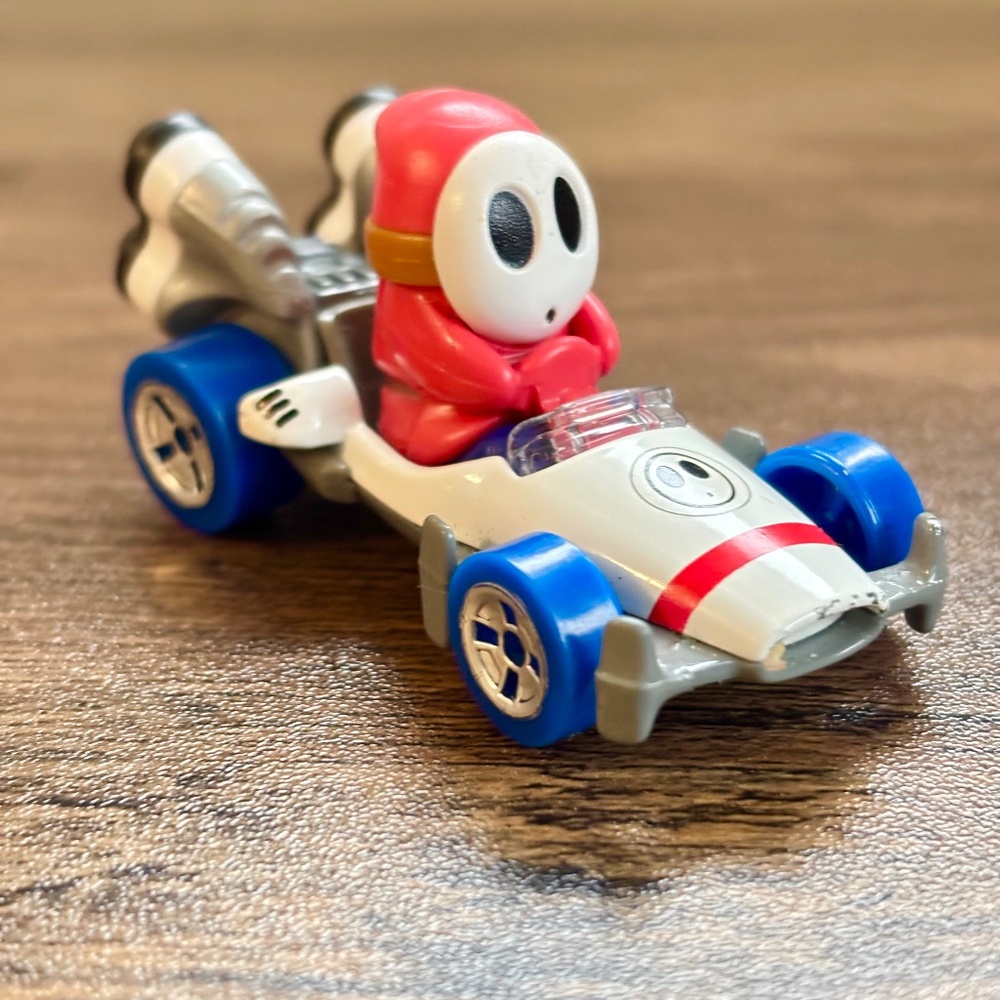 Nintendo HOT WHEELS 2018 Mario Bros Kart SHY GUY B-Dasher Diecast Toy Car Cart